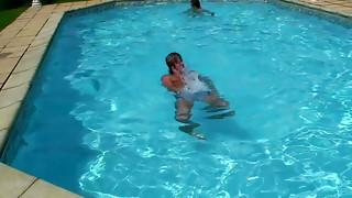 Gruppenfick am Pool in Malle