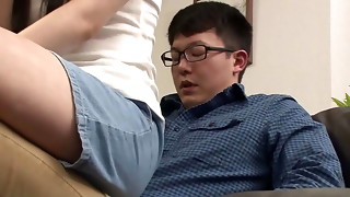 https://bit.ly/3cw6Nh2 じゃれて突然膝の上に座ってきた女のお尻が股間にピタ！！お尻を動かす度に膨らむ僕のチンコに気付いた彼女は&hellip_第2弾 パート3
