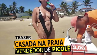 Loira Casada de fio dental na praia, pagando peitinho para vendedor de Picolé_ em RN