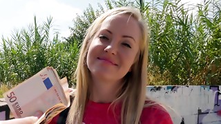 Stunning fledgling attempts outdoor orgy for cash