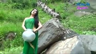 Desi gal in translucent humid saree flashing boobs..hot showcase