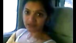 Smart Mature Indian Aunty Boobs Show in CAR
