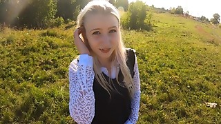 Юную красивую школьницу трахнули в рот и киску по пути из школы