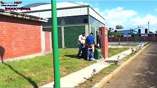 LA PERRA DANNA Red-hot LES PIDE VERGA A DOS GORDOS Y LA FOLLAN EN LA CALLE PARTE 3
