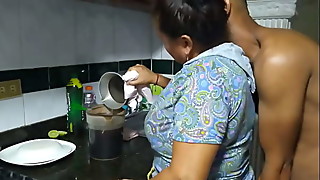 Me encanta como chupa mi polla en la cocina