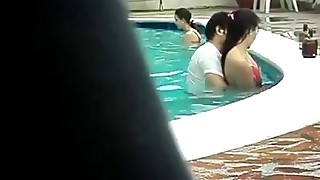 Pillados En La Piscina