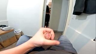 Saco mi polla mientras la espío. Nunca imaginé algo así de mi hermanastra...